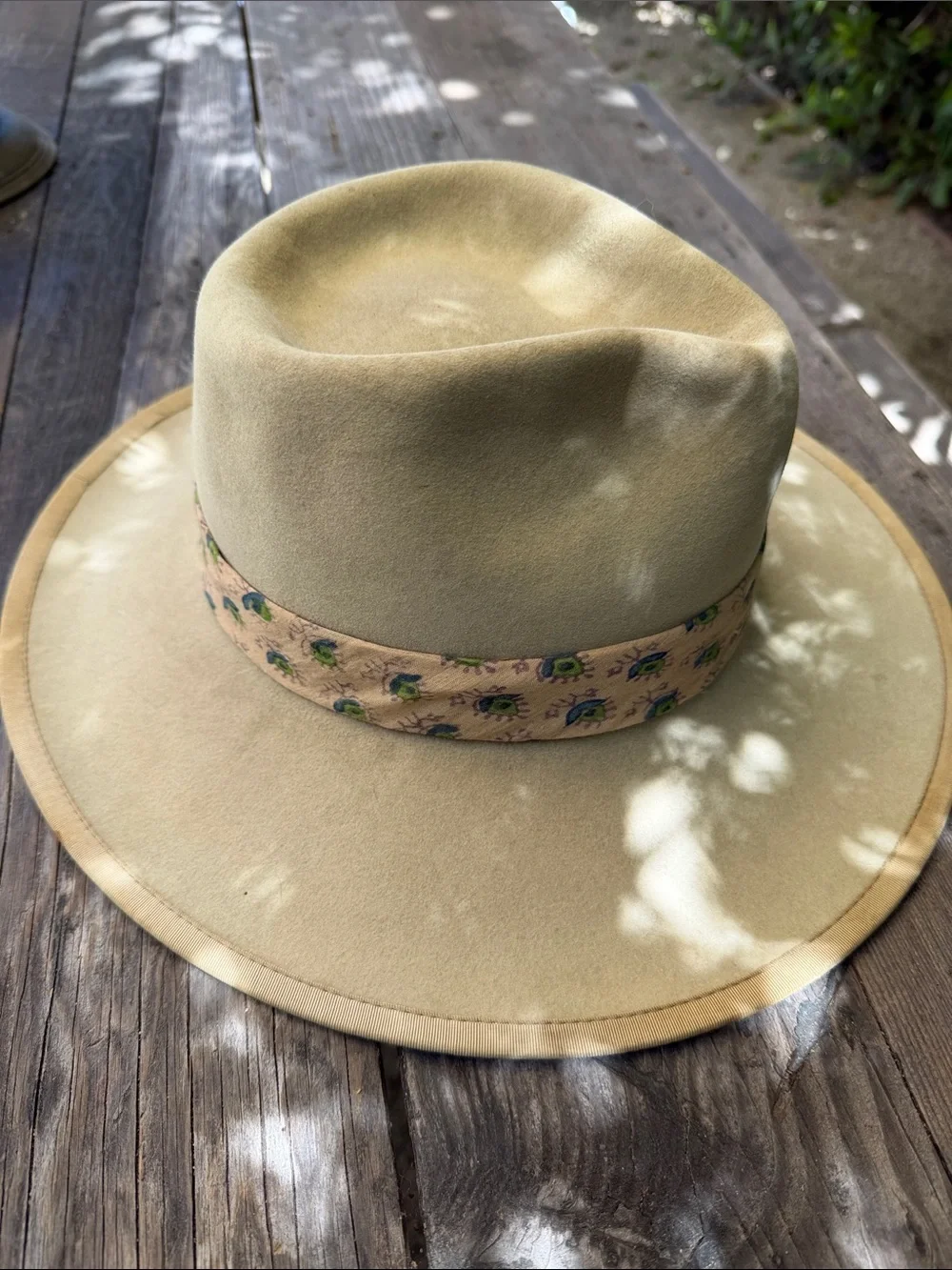 Vintage Wide Brim Felt Fedora with Decorative Band - Beige